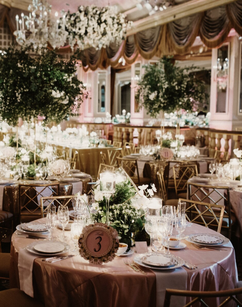 mariage décoré par une entreprise spécialisée en événementiel, avec des fleurs et une table élégante